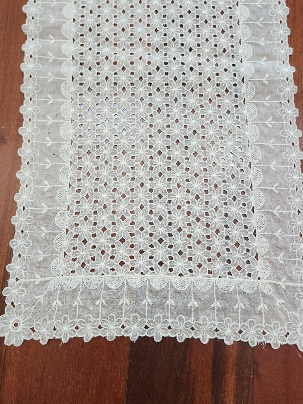 Vintage Ivory Daisy Chain Lace Table Runner